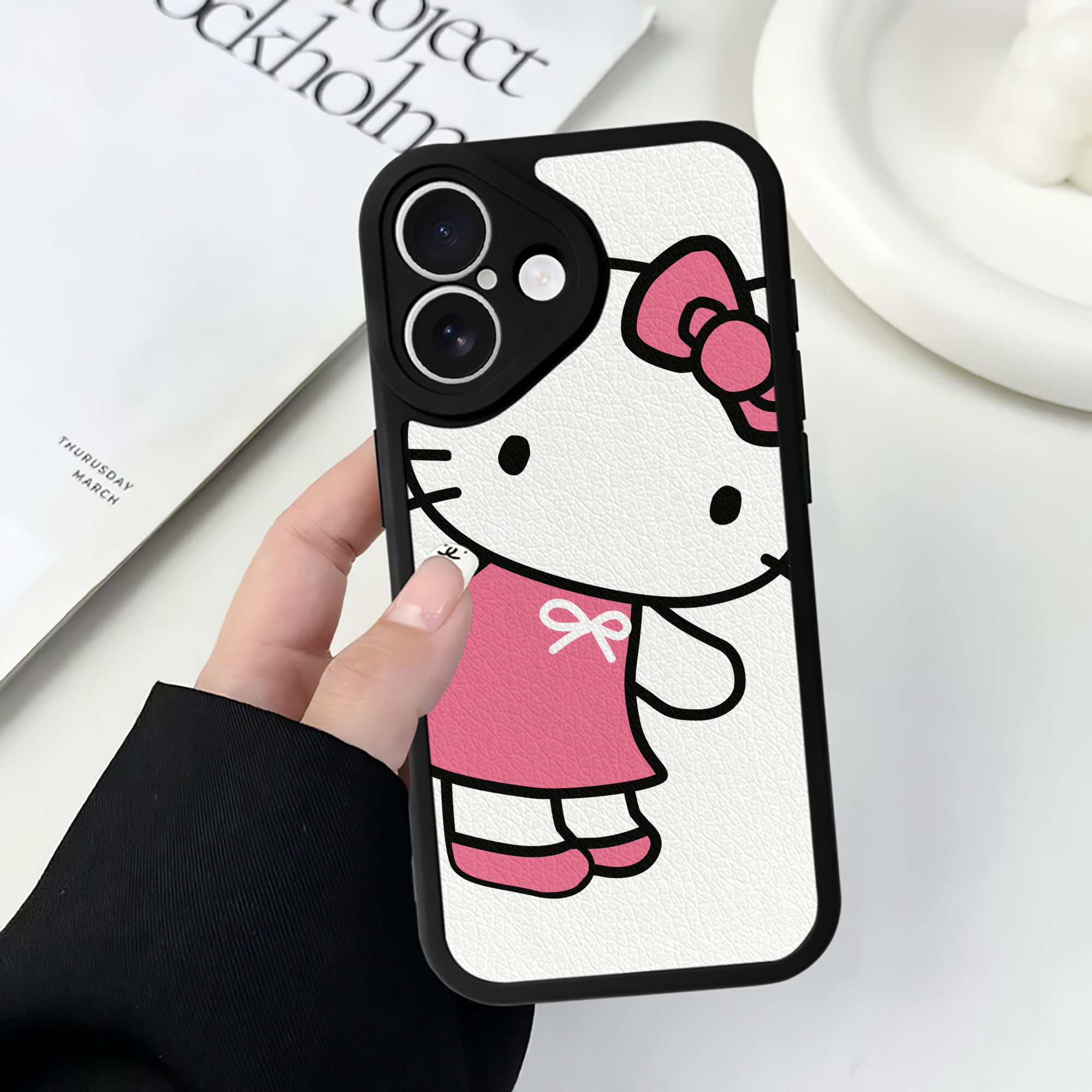 （画像用） Hello Kitty ハローキティ 【iPhone 16シリーズ対応】シリコンスマホケース（レザー調） 材質：シリコン